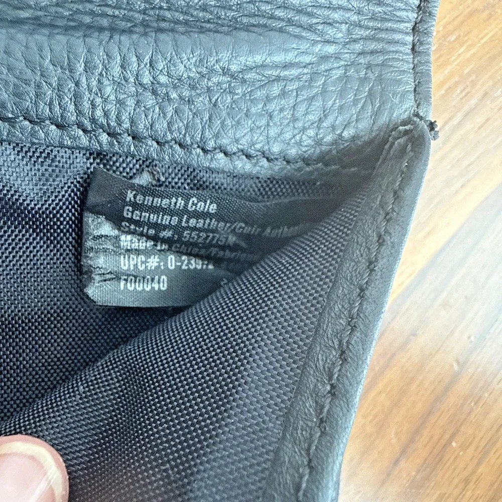 Kenneth Cole Reaction Men's Black Genuine Pebbled Leather Passport Wallet